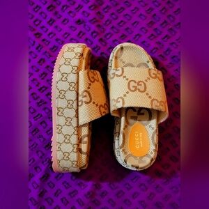 Gucci jumbo logo platform slides